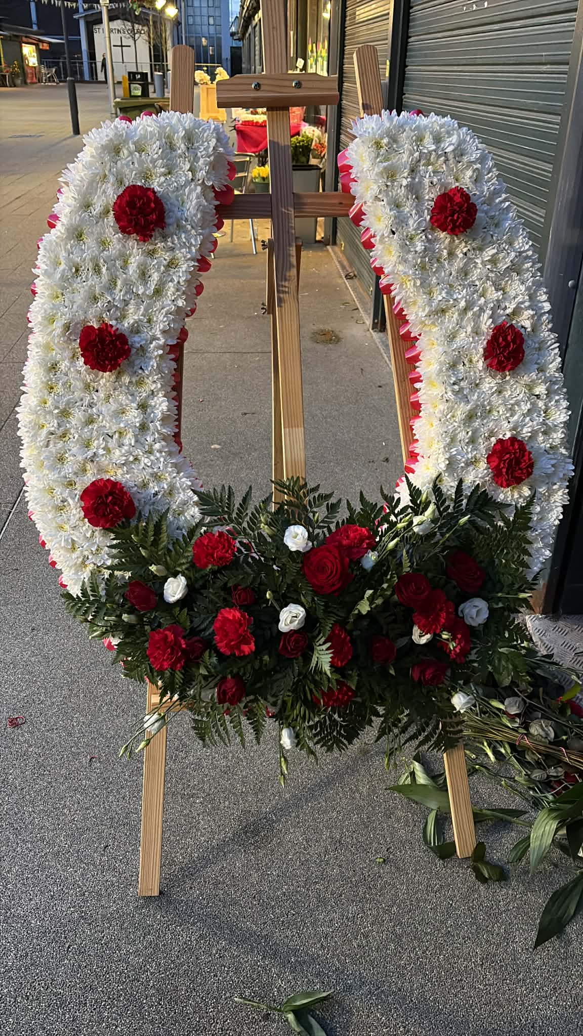 Large Horseshoe tribute on stand