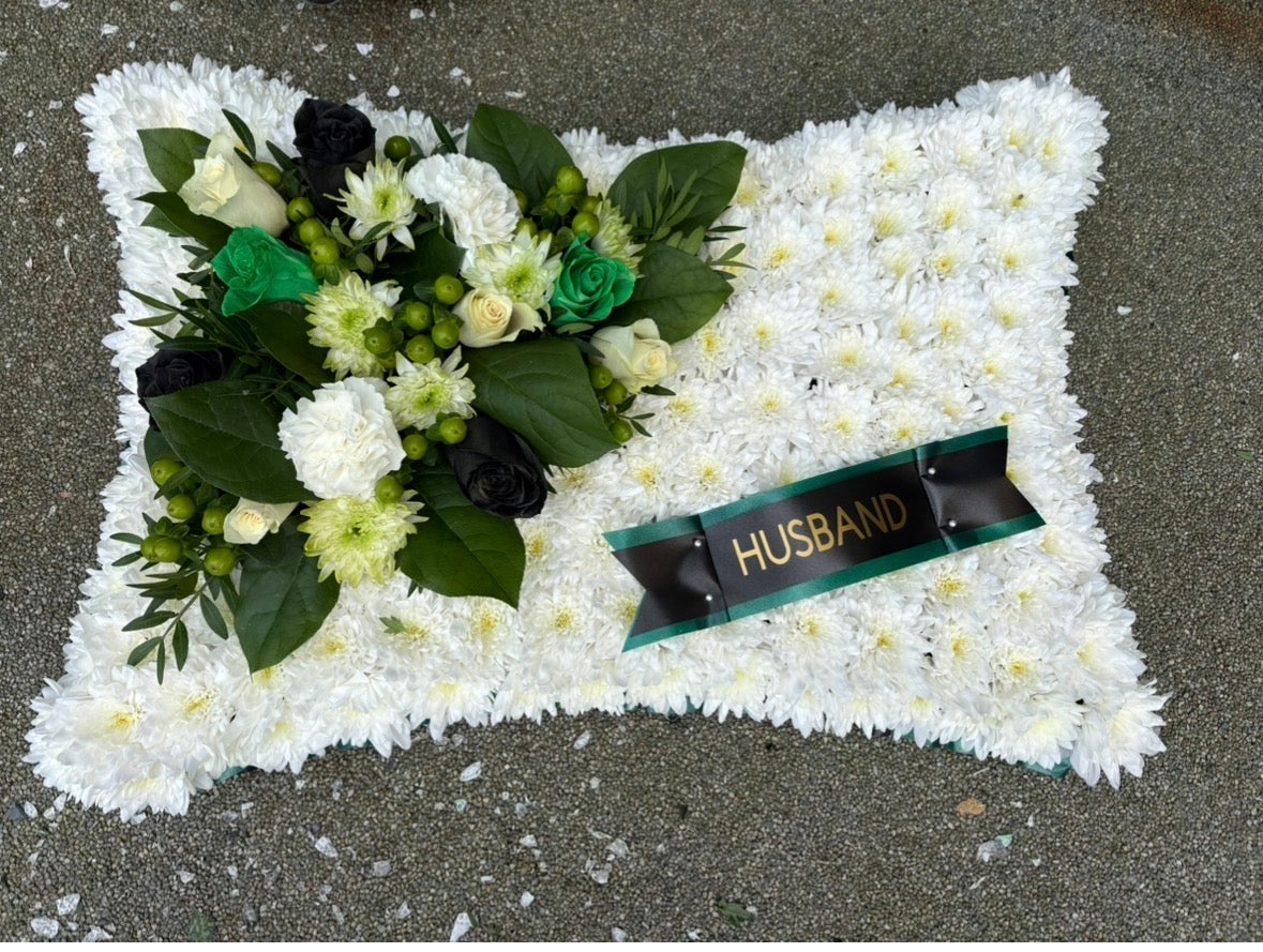 PILLOW Tribute with large spray